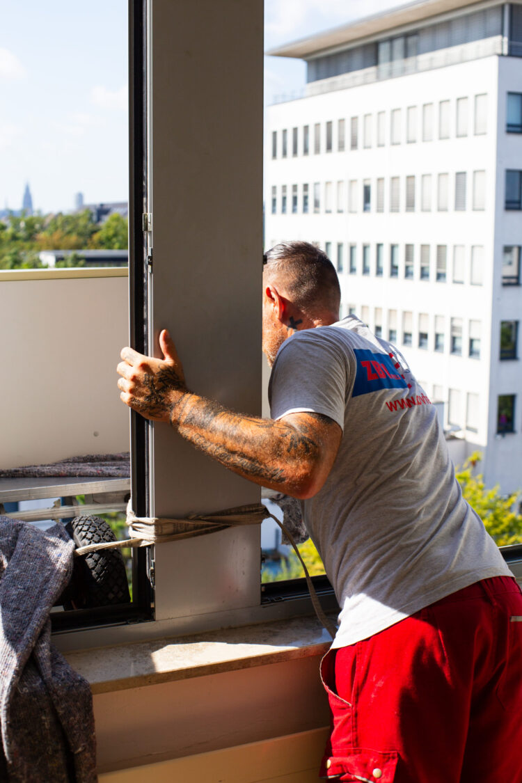 Mitarbeiter aus dem Fenster ragend